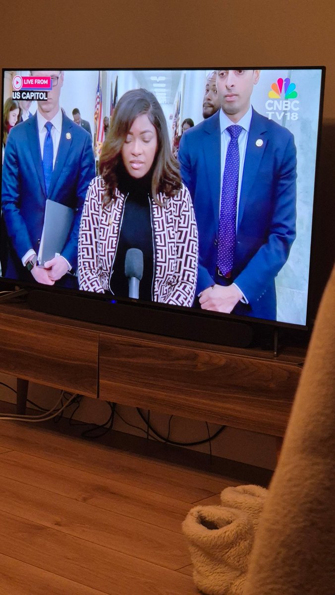 beyzasevim's tweet photo. Ghislaine Maxwell, hüküm giymiş olmasına rağmen ifade verdiği süreçte tek bir gerçek cevap vermedi. Çünkü başkanlık affı ihtimali ortadan kalkmadıkça susmayı seçiyor. Bu sessizlik, yalnızca kendisini değil, arkasındaki güçlü isimleri de koruyan bilinçli bir strateji. https://t.co/OQ1lNXIrBc