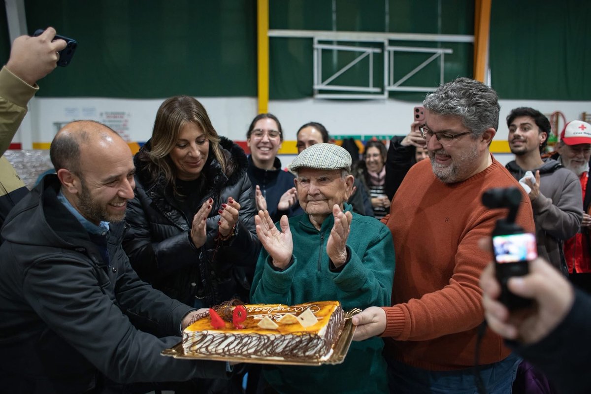 Carlos Javier García, alcalde de Grazalema (PSOE), y Mari Paz Fernández, alcaldesa de Ronda (PP). 
Llevan una tarta este lunes a Pepe Ramírez Gómez, un grazalemeño de 94 años que celebra su cumpleaños desalojado. 
Otra política y otros políticos son posible

Fotos <a href="/radiograzalema/">Radio Grazalema</a>