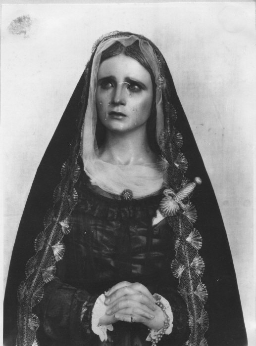 Ojalá este hilo sirva de revulsivo para recuperar, con mayor preeminencia, los puñales históricos (especialmente en los días grandes de sus poseedoras: cultos y procesión) o para que se encarguen nuevos siguiendo nuestro particular diseño malagueño.
#CofradíasMLG