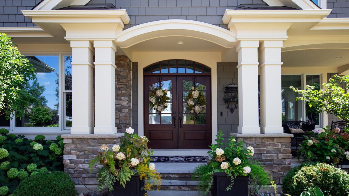 Curb appeal can make or break a home sale. A well-designed exterior entryway is important, including the walkway, driveway, porch, and front door 🚪🌿🌸 housedigest.com/2036665/entryw…