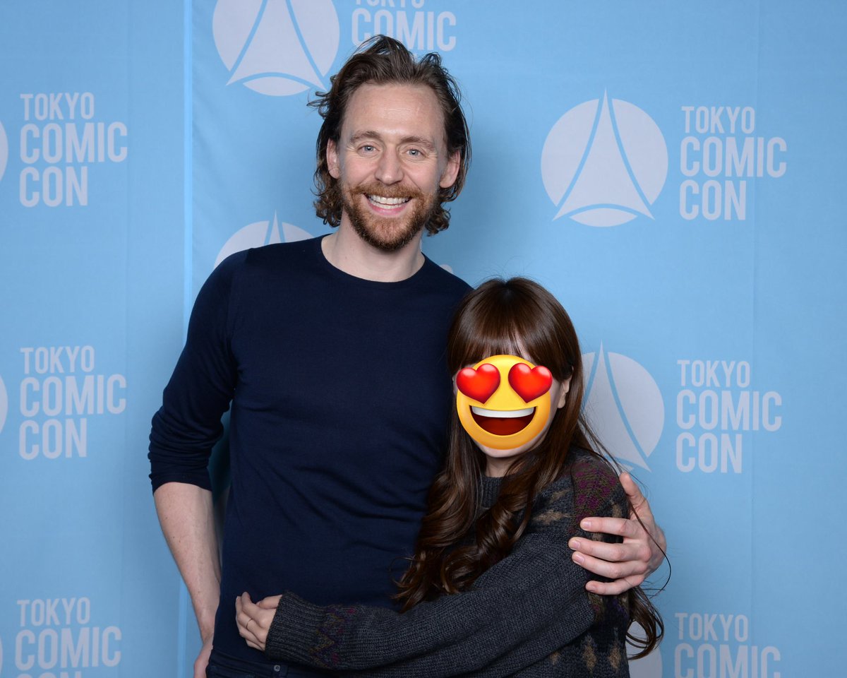 Happy 45th Birthday Tom Hiddleston. 2013年のComi Con映像（3枚目）、ステージ登壇からの「Say my name!」は一生私の記憶に刻まれています。Aさん含め周りの英国男子達はChris Hemsworthのほうが男前だと言ってきますが、あなたは私の憧れであり絶対なのです。With great respect and admiration,