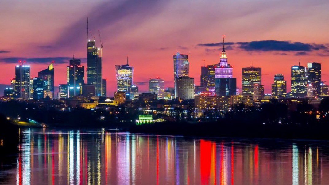 visegrad24's tweet image. With Russia’s oil exports collapsing and Poland’s economy booming, a major shift has occurred:

Poland has overtaken Russia in total export value

🇷🇺 Russia: $373B
🇵🇱 Poland: $377B