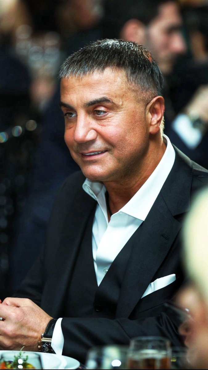 Biz yönünü rüzgâra göre değiştirenlerden değiliz.

Bizim safımız bellidir.

Yanında olmaktan bir an bile pişmanlık duymayacağımız TEK REİS. <a href="/sedat_peker/">Sedat Peker</a>