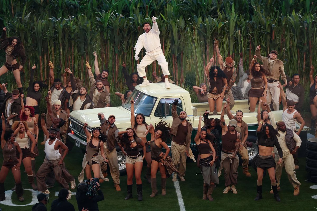 LeLetchi's tweet photo. Le 4x4, les champs de canne, les chaises en plastiques, les poteaux électriques dysfonctionnels après cyclone, les boutiques de quartier...

Le show de Bad Bunny au SuperBowl
était bien un condensé des références qu'ont tous les territoires tropicaux ayant été colonisés https://t.co/S9GXdwcuQM