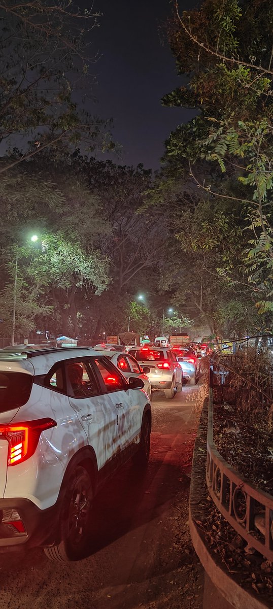 sachind85's tweet photo. 1/1 नाशिकमध्ये ठिकठिकाणी सुरू असलेल्या रस्ते कामांमुळे वाहतुकीचा पार बोजवारा उडाला आहे. नियोजनाचा अभाव, प्रशासकीय यंत्रणांमधील समन्वयाअभावी शहर सध्या 'वाऱ्यावर' असल्यासारखी स्थिती आहे.

@nashikpolice @niranjansbook 
@abpmajhatv  @InfoNashik @my_nmc @NashikNews_ 
@CMOMaharashtra https://t.co/J3dH6DBn9m