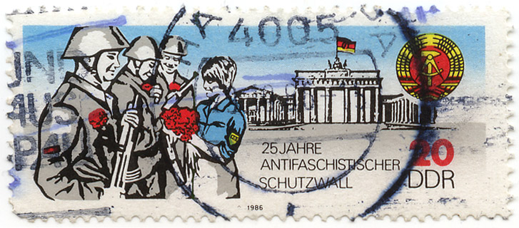 Es ist zwar bekannt, aber doch ein bisschen aus dem Blick geraten, dass die Kommunisten ihre Diktatur allen Ernstes "Deutsche Demokratische Republik" nannten und die Grenze zum Einsperren der Ossis tatsächlich als "Antifaschistischen Schutzwall" bezeichneten - mit