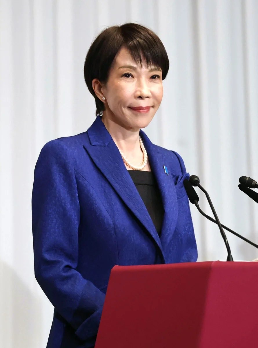 今天，高市早苗首相在選舉大勝之後，在東京永田町的自民黨本部召開了記者會。她強調了今後的施政方針，也談了外交、安全保障、中國問題，強調「要加強國防、自己的國家要自己守護」。雖然講的內容和以前差不多，但語氣明顯更穩，也更直接了。原因很簡單，她現在有底氣了。