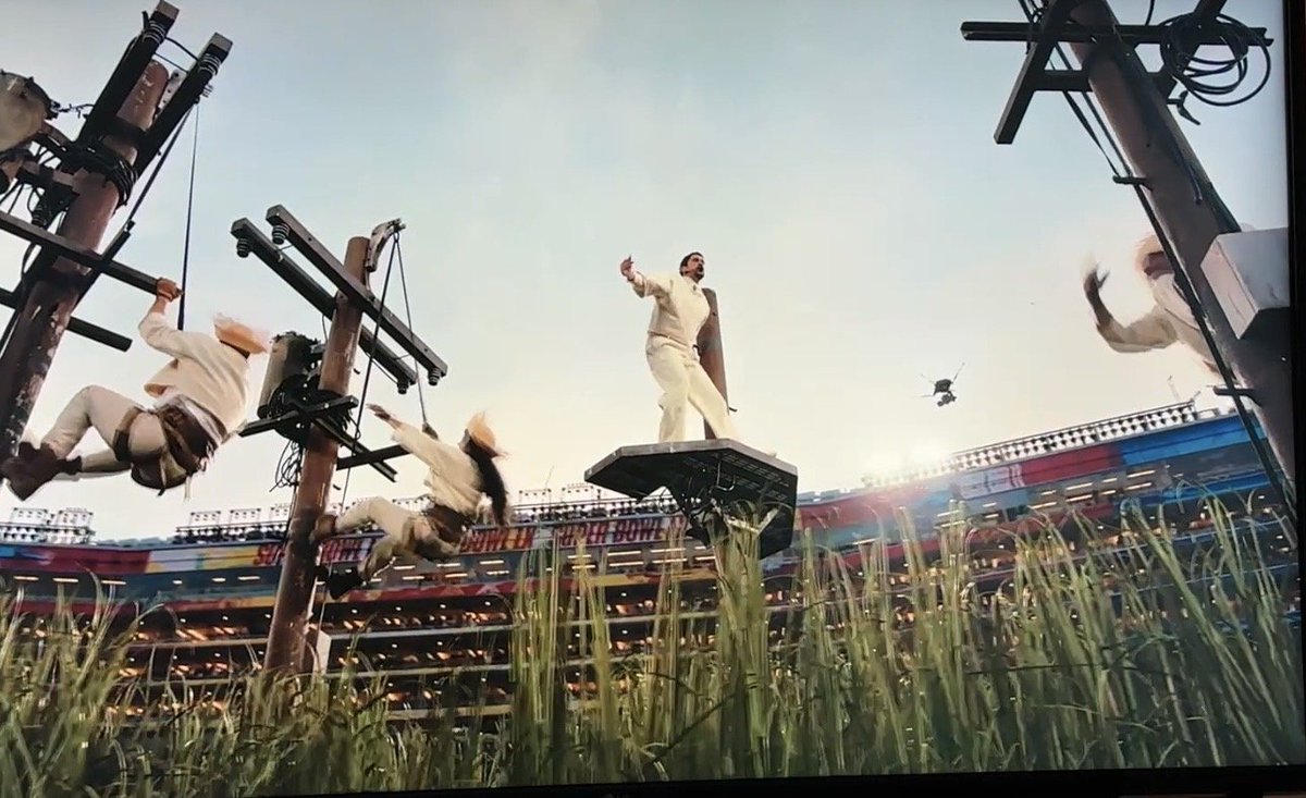 LeLetchi's tweet photo. Le 4x4, les champs de canne, les chaises en plastiques, les poteaux électriques dysfonctionnels après cyclone, les boutiques de quartier...

Le show de Bad Bunny au SuperBowl
était bien un condensé des références qu'ont tous les territoires tropicaux ayant été colonisés https://t.co/S9GXdwcuQM