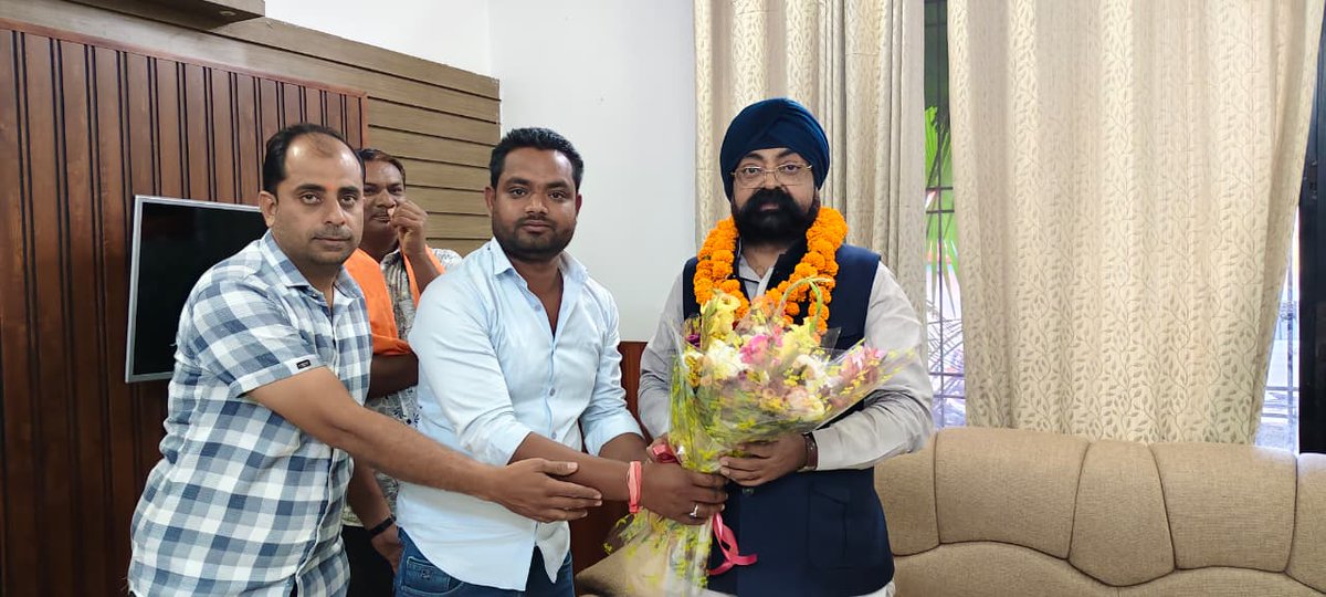 आज केंद्रीय बजट 2026 के संबंध में आयोजित प्रेसवार्ता को संबोधित करने हेतु मुंगेली आगमन पर सर्किट हाऊस में पार्टी के समर्पित कार्यकर्ताओं द्वारा किए गए आत्मीय स्वागत के लिए हृदय से आभार। जनता का विश्वास और संगठन की शक्ति ही विकास यात्रा को निरंतर आगे बढ़ाने की प्रेरणा देती है।