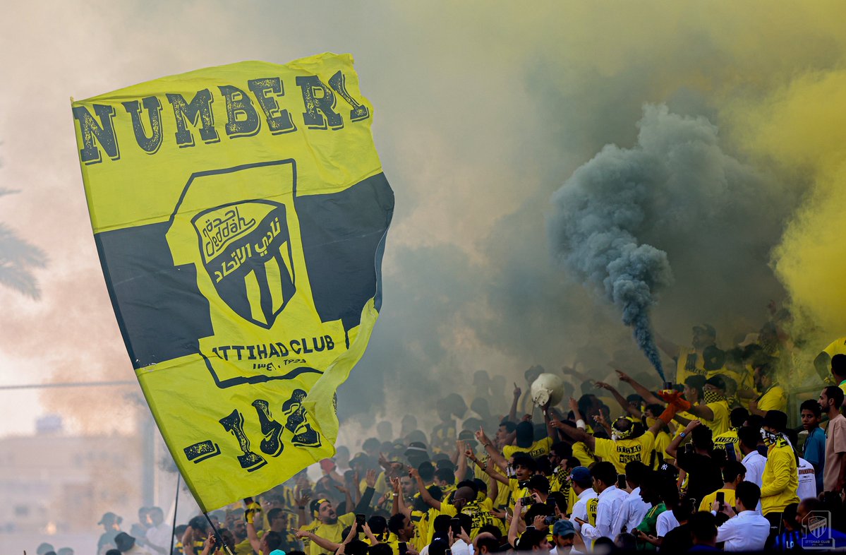 دايـم يرفرف في سماء المجـد..☝️💛