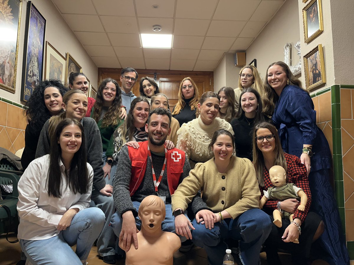 HdadEsperanza's tweet photo. Como cada año, las fiscales que acompañan al tramo infantil durante el Martes Santo, recibieron una formación de primeros auxilios a mano de Dº Alejandro Fernández Lupion, hermano de la hermandad y miembro de Cruz Roja. 

Unidos en la fe, hacemos hermandad. https://t.co/z12oEDRp8C