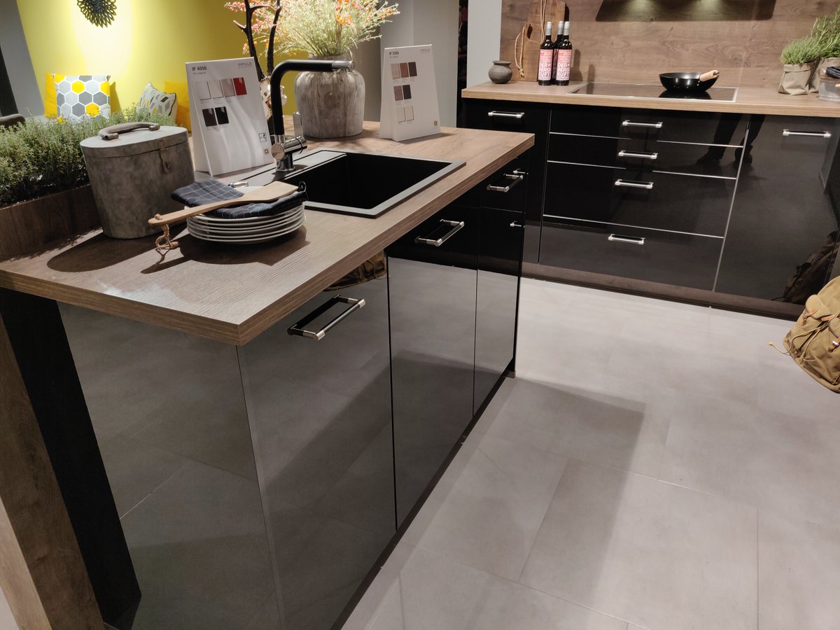 inOneKuechen's tweet photo. Moderne Eleganz trifft auf warme Holzoptik 
Klare Linien, dunkle Fronten und natürliche Akzente – ein Ort, an dem Kochen zum Genuss wird. 
Zeitlos. Stilvoll.

➡Hol dir den Look nach Hause- https://t.co/4FRwskytE4

#kuechendesign #wohntrend #modernhome #homeinspo https://t.co/nSeguHlU9x