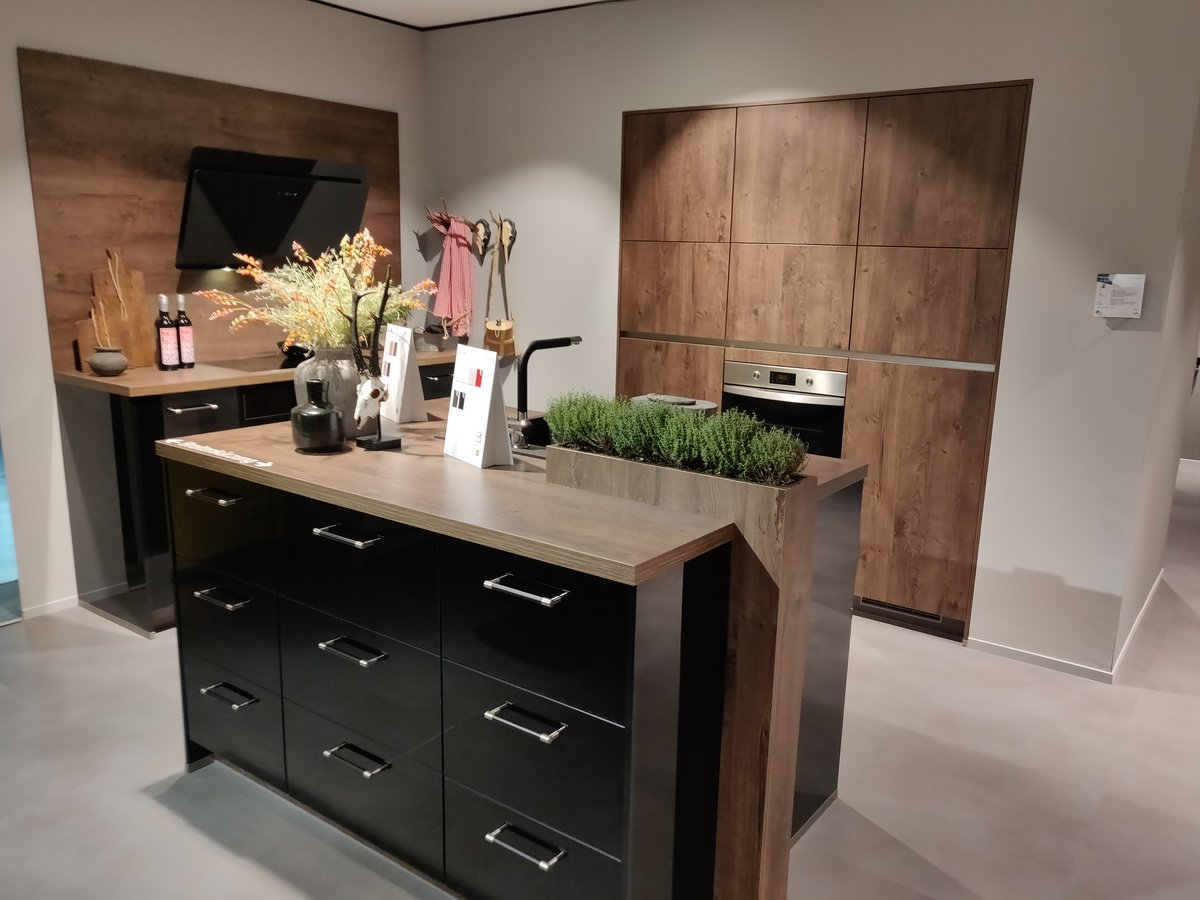 inOneKuechen's tweet photo. Moderne Eleganz trifft auf warme Holzoptik 
Klare Linien, dunkle Fronten und natürliche Akzente – ein Ort, an dem Kochen zum Genuss wird. 
Zeitlos. Stilvoll.

➡Hol dir den Look nach Hause- https://t.co/4FRwskytE4

#kuechendesign #wohntrend #modernhome #homeinspo https://t.co/nSeguHlU9x