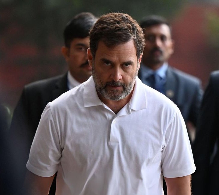 नरेंद्र मोदी कहता है।
चुनाव आयोग चोर है।
अमित शाह सोचता है।
मोहन भागवत कहता है।
अमित शाह के हाथ कांपने लगे।

दो टक्के के इस बदतमीज आदमी को इतना भी पता नही कि उम्र मे बड़े लोगो को कैसे संबोधित करना है। और इस इटालियन को प्रधानमंत्री बनना है।