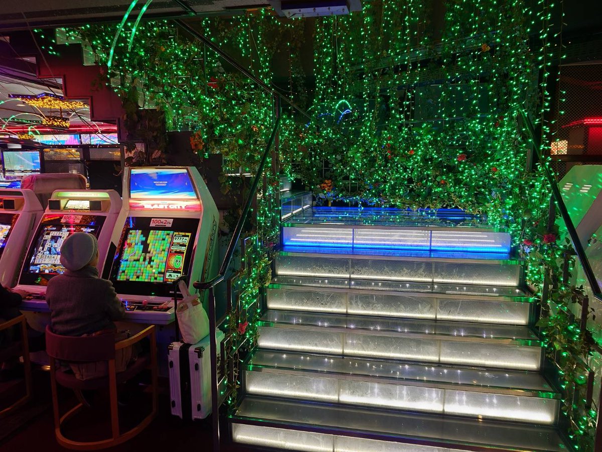 gameno_su's tweet photo. 里帰りがてら、仙台のゲームコーナー東部にお邪魔してきました。
めちゃめちゃ広い！
対戦台いっぱい！
ドリラーGある！
ポップンのうち1台がいろはなのすごい！
新筐体ポップンも遊べました。
ちょっと歩いてラーメン食べて戻る
こんなところに駅なんてなかったのに……の連続でしたｗ https://t.co/5NUR6aUxhW