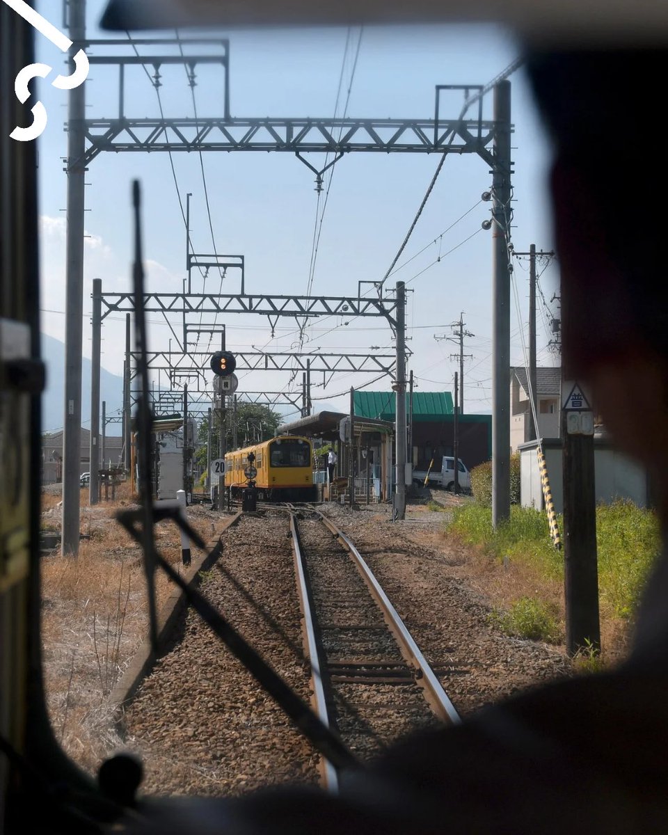 Persilangan kereta rel sempit di Prefektur Mie.

Sangi Tetsudo jalur Hokusei menawarkan pengalaman unik naik KRL yang berasd naik lori, karena hanya memiliki lebar rel 762mm
