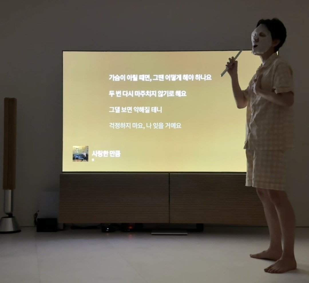 드디어 그가 오셧다 ..
심호흡하고 들어갓더니 나오는 영상 
진짜 새벽에 웃기게하지마라 
감감무소식으로 기다리게해놓고 여자들 웃기면 다야???