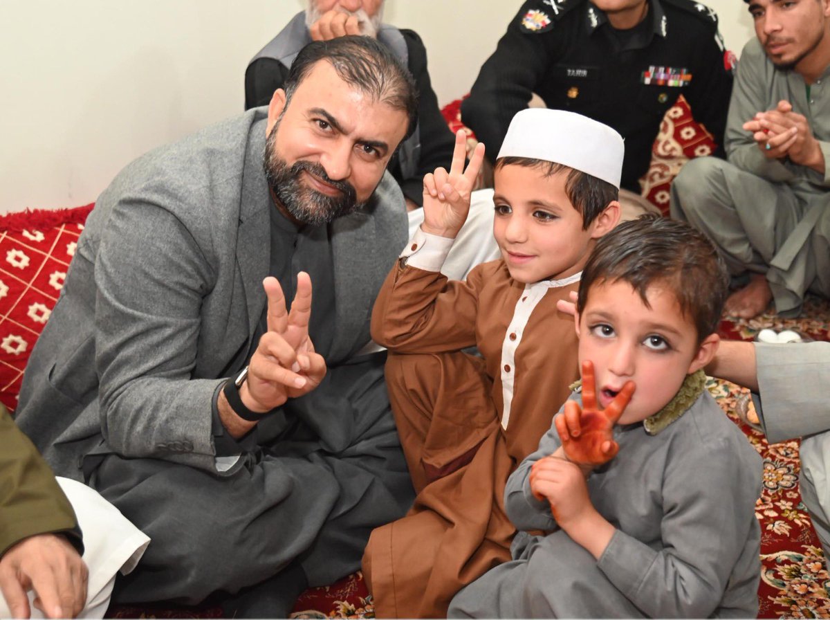 PakSarfrazbugti's tweet photo. بلوچستان پولیس کے شہید کانسٹیبل عبدالغنی کے بچوں کے ساتھ آج گزرے یادگار لمحات کی ایک جھلک۔ ہم بلوچستان میں دہشت گردی کے خلاف جنگ میں شہید ہونے والے ہر شخص کے وارث ہیں۔ ہر شہید کے گھر کو سنبھالنا میری ذمہ داری ہے، ان کے بچوں کو پڑھانا اور ان کا خیال کرنا میرا فرض ہے۔ پوری قوم شہداء کی مقروض ہے۔