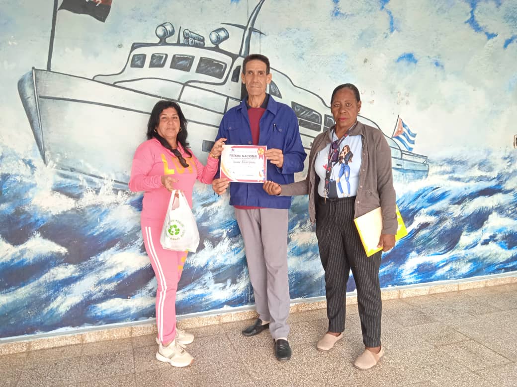 Hoy, con orgullo y admiración celebramos al Máster en Ciencias Lázaro Toirán Grasso, que ha sido distinguido con el Premio Nacional al Mejor Profesor Promotor de la Lectura.  
¡¡Muchas felicidades!!
<a href="/CubaMined/">MINED</a> 
<a href="/naimatrujillob/">Naima Ariatne Trujillo Barreto</a> 
<a href="/nilser_pineda/">Nilser Piñeda Cruz</a> 
<a href="/RafelAngelGonz1/">Rafel Angel González Rodríguez</a>