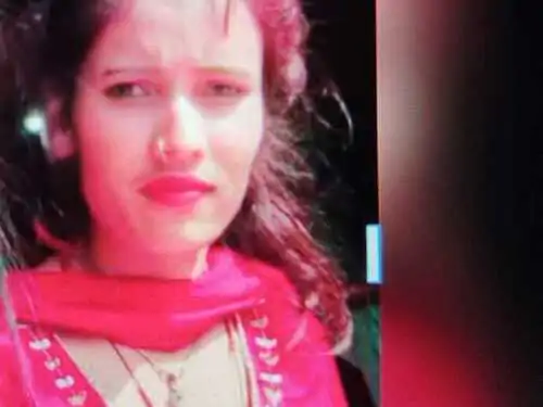 औरैया में एक लड़की ने शादी नहीं करने के लिए अजीब ड्रामा किया। वह घर से भागी तो अपने बिस्तर पर 5 फिट के सांप का केंचुल, रिंग, गले का धागा और चूड़ी रख दिया। 

गांववालों को जैसे ही पता चला, सब कहने लगे कि लड़की नागिन बन गई। मौके पर भीड़ जुट गई। इसी बीच पुलिस को सूचना पहुंची। पुलिस