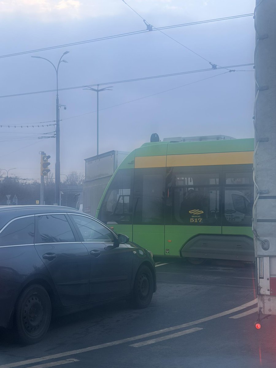 #Poznań fatalnie wygląda rondo śródka - kolizja tramwaju z busem, korki praktycznie na wszystkich dojazdach do ronda.
