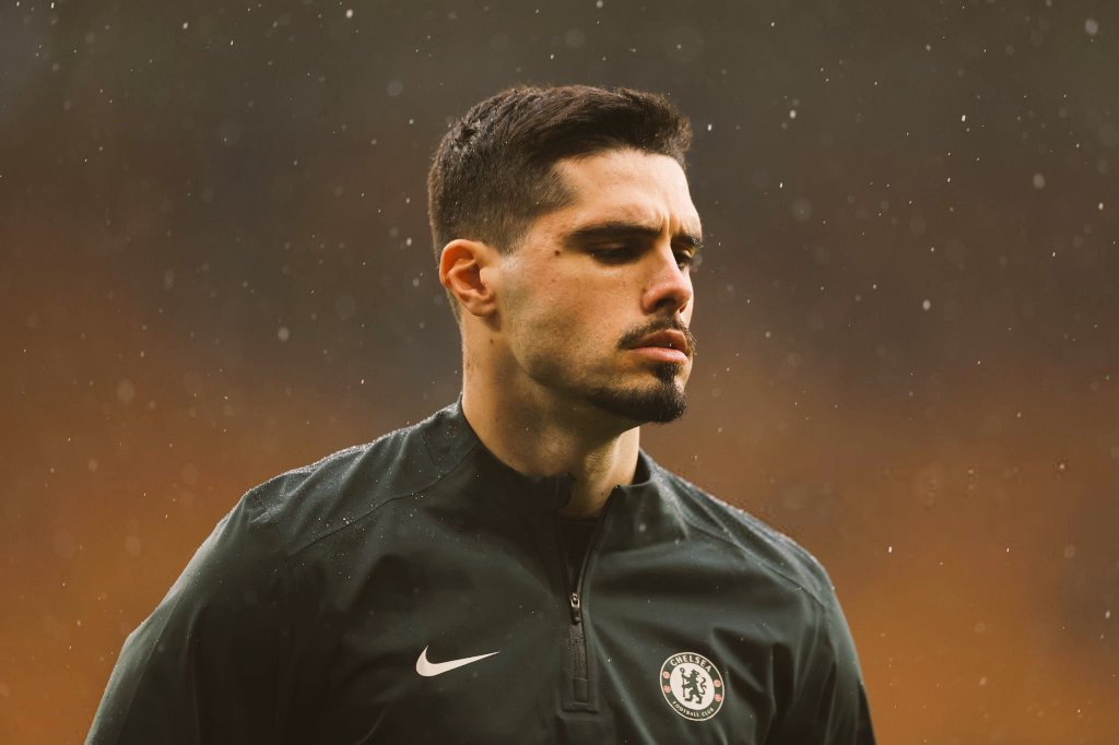 Neto is not your knight in shining armour; he isn't silky, smooth, or mesmerizing. His armour is dented with battle marks for your favorites to prosper. I learned my lessons from the days of Willian. I'm not greedy enough to want 4 WC wingers. I appreciate the unsung heroes, too.