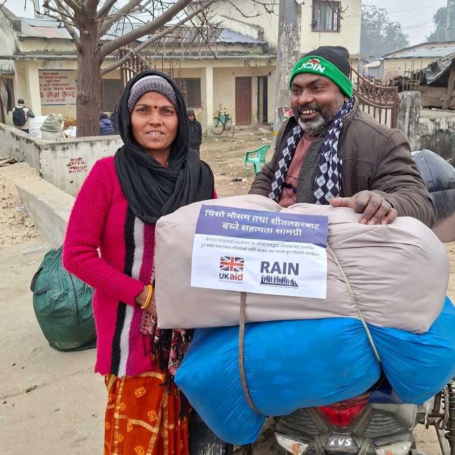 CLOVEKVTISNI's tweet photo. 🌨️ Oblast #Terai v #Nepal zasáhly kruté mrazy.
Doručili jsme 1 100 balíčků s potřebným vybavením rodinám, které mrazy nejvíce ohrožují. Zaměřili jsme se na pomoc dětem, seniorům i lidem se zdravotním postižením.
Navštívili jsme také krizová centra v #Mahottari, #Sarlahi, #Bara a #Parsa. Ženám z těchto center, jsme předali teplé deky, oblečení a hygienické potřeby.
Jsme rádi, že i ty nejohroženější domácnosti v Terai teď mohou přečkat krutou zimu v teple. 🧣
#UKinNepal