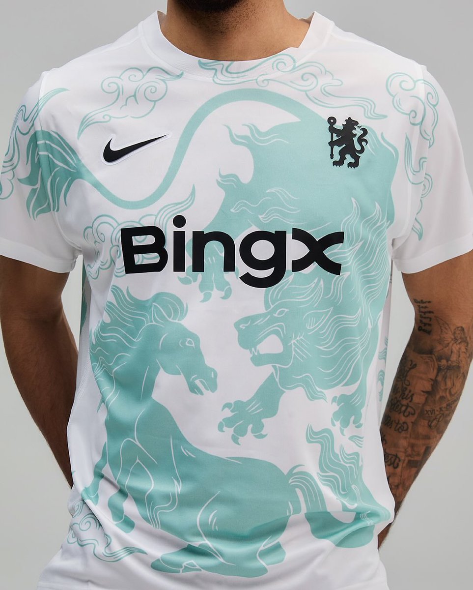 😮‍💨 O Chelsea acaba de revelar um uniforme pré-jogo em edição limitada, criado especialmente para celebrar o Ano Novo Chinês.
