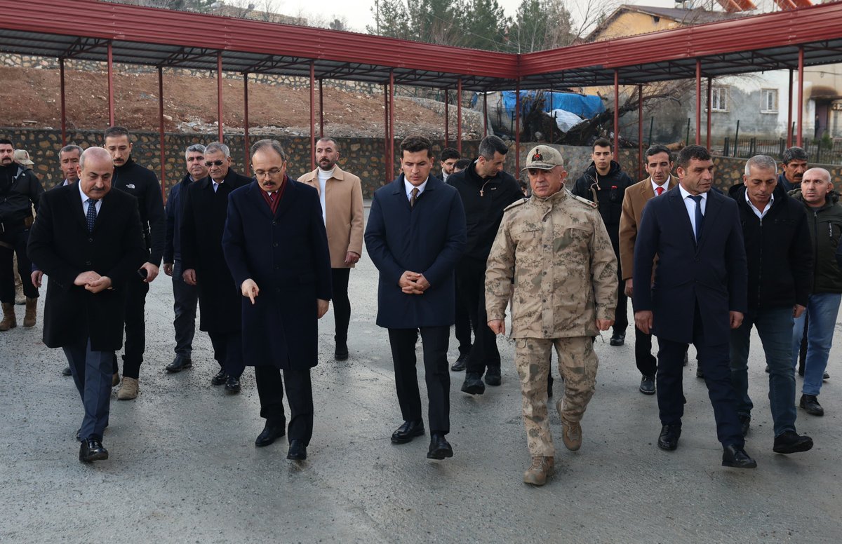 EruhBeltr's tweet photo. Eruh İçin Durmadan Çalışıyoruz! 🚀

Valimiz Sayın @Dr_KemalKzlkaya , Kaymakamımız Sayın Hacı Kerim MERAL ve Belediye Başkanımız Sayın @cevher_ciftci , belediyemizin öz kaynaklarıyla tamamlanan Yeni Araç İkmal Merkezi'ni inceledi. 🛠️🚛

Hizmet kalitemizi zirveye taşıyacak bu önemli yatırımın ardından Sayın Valimizi belediye binamızda ağırlamanın onurunu yaşadık. Eruh’un her köşesine dokunan projelerimiz ve geleceğe dair hedeflerimiz üzerine verimli bir görüşme gerçekleştirdik. 🤝

Desteklerinden dolayı Sayın Valimize ve Kaymakamımıza teşekkür ederiz. 🇹🇷