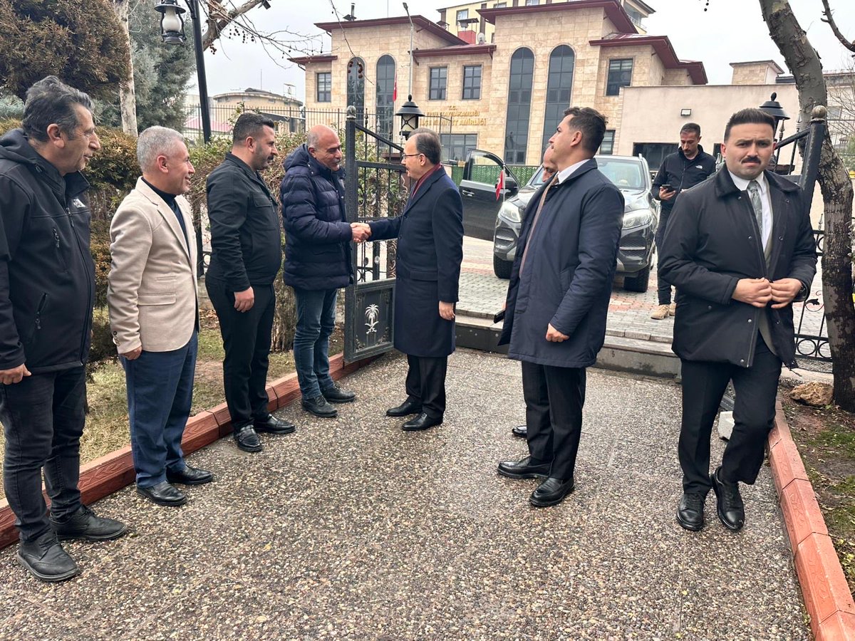 EruhBeltr's tweet photo. Eruh İçin Durmadan Çalışıyoruz! 🚀

Valimiz Sayın @Dr_KemalKzlkaya , Kaymakamımız Sayın Hacı Kerim MERAL ve Belediye Başkanımız Sayın @cevher_ciftci , belediyemizin öz kaynaklarıyla tamamlanan Yeni Araç İkmal Merkezi'ni inceledi. 🛠️🚛

Hizmet kalitemizi zirveye taşıyacak bu önemli yatırımın ardından Sayın Valimizi belediye binamızda ağırlamanın onurunu yaşadık. Eruh’un her köşesine dokunan projelerimiz ve geleceğe dair hedeflerimiz üzerine verimli bir görüşme gerçekleştirdik. 🤝

Desteklerinden dolayı Sayın Valimize ve Kaymakamımıza teşekkür ederiz. 🇹🇷