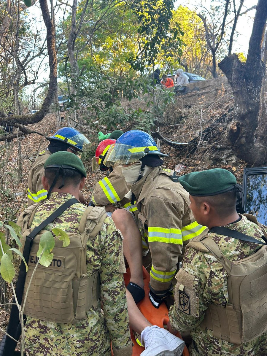 En coordinación con otras instituciones de socorro, brindamos apoyo en la evacuación de tres personas lesionadas a causa de un accidente de tránsito ocurrido en el cantón San Pedro, El Divisadero, Morazán Sur, donde lamentablemente una persona falleció.