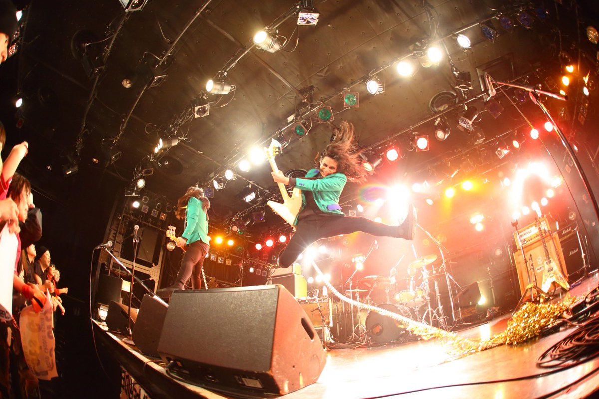 KJmonmonKiNGONS's tweet photo. 昨日は雪の影響で大変な状���だったと思うけど,その中でプラグル大阪に来てくれたお客さんありがとう
仲間たちの素晴らしいライブに刺激を受けつつも
この日は誰よりも高く跳べた気がした
打ち上げも楽しくてね
美味しいお酒でひたすら身体を満たしてた
プラグル大阪最高でした
また来年も必ず https://t.co/ypXKPJzTlr