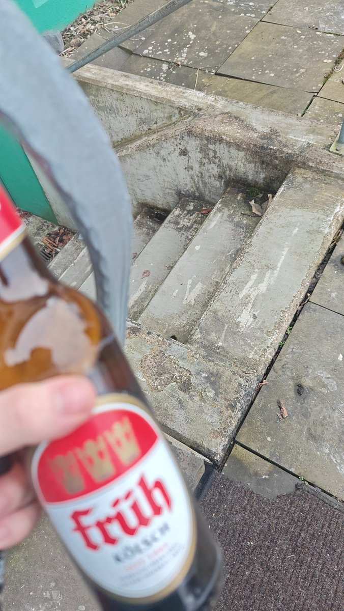 judgementMaxim's tweet image. Bier und Zigarreten ist der Grund zum leben. Jetzt brauche ich nur noch nh Person die mich liebt und mein leben wäre super