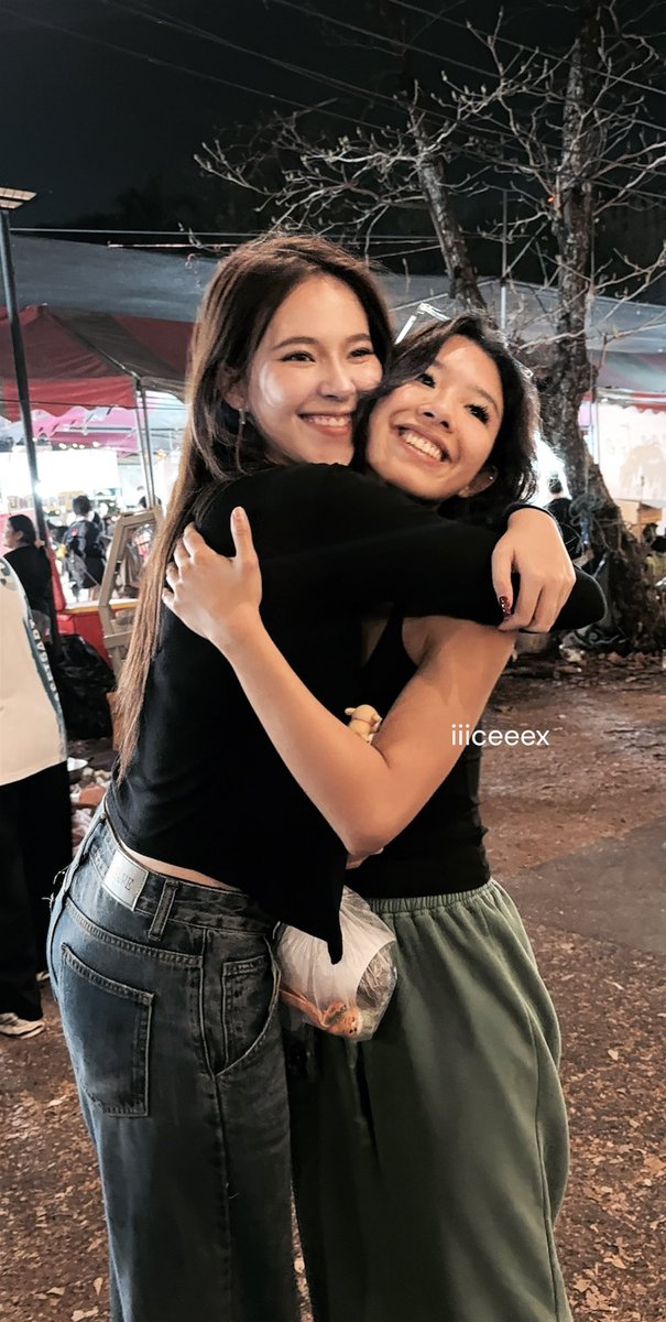iiiceeex's tweet photo. @AUMTAENY ขออนุญาตแปะโมเม้นหลังจบรายการค่ะ 🤭 #น้ำหนึ่งซันนี่ #namnungsunny #nungvdv #sunnyssh https://t.co/YzPI09LM9r