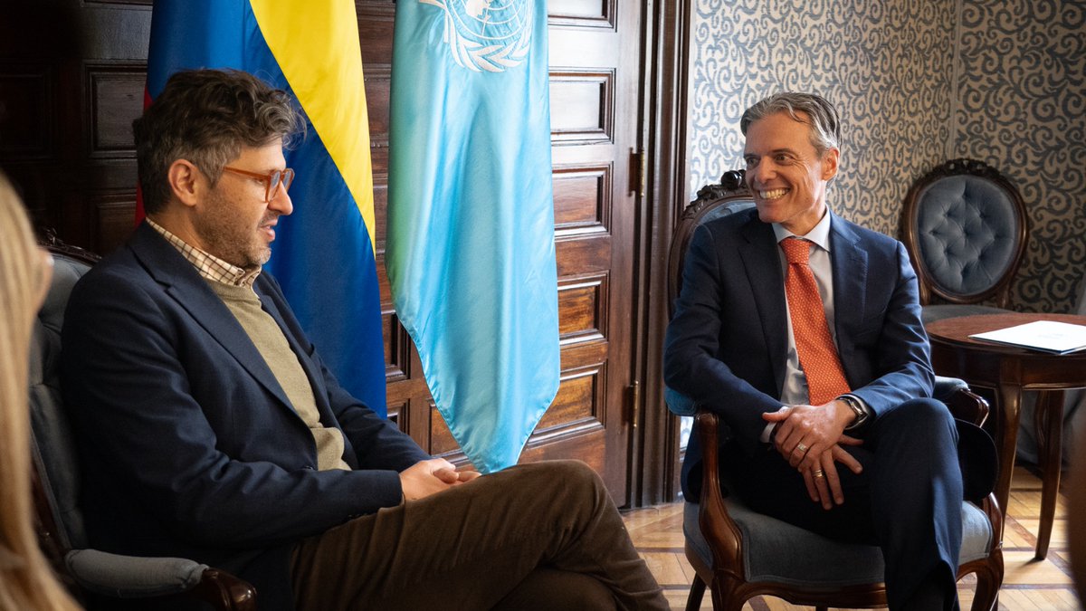 AcnurColombia's tweet photo. 📢El nuevo Representante de ACNUR en Colombia, Giovanni Lepri, presentó sus credenciales ante @CancilleriaCol y reiteró su apoyo al Estado y las comunidades en la búsqueda de protección y soluciones para personas desplazadas y refugiadas.

¡Gracias Viceministro @mauricio181212 ! https://t.co/I9kJcGb8CY