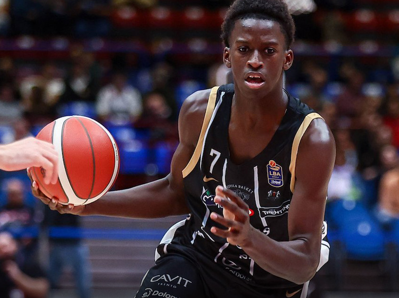 MarcoAMunno's tweet image. Fra i 40 migliori prospetti internazionali (in età da high school) annunciati da #NBA e #FIBA che parteciperanno 10° Basketball Without Borders (#BWB) All-Star Camp sarà presente anche Cheickh Niang dell'@AquilaBasketTN.