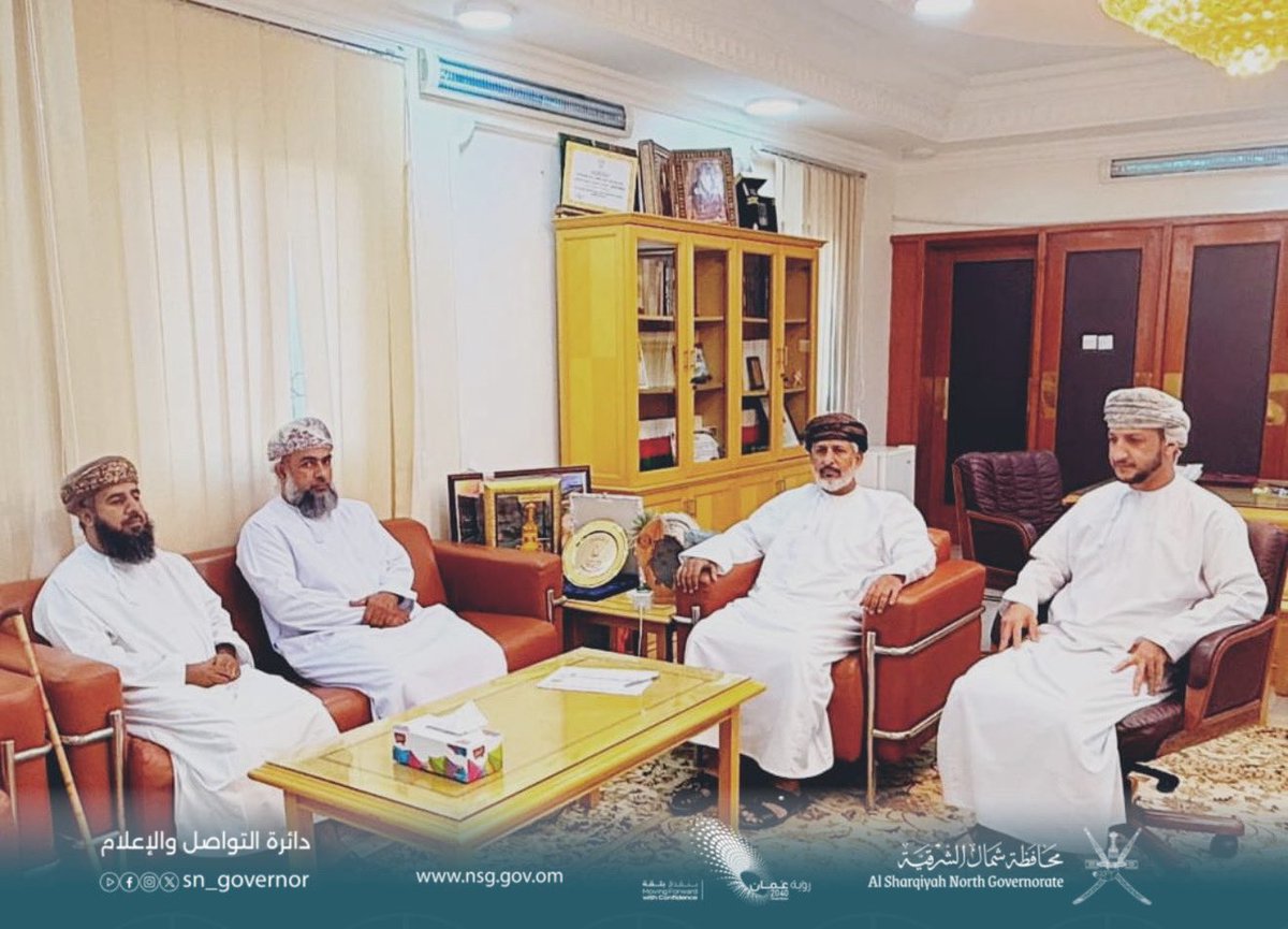 SN_Governor's tweet photo. في إطار تعزيز الاستدامة البيئية وتحسين المشهد الحضري، اجتمع سعادة الشيخ محمد بن سالم المعشني والي #دماء_والطائيين بمدير دائرة البلدية ومدير الثروة الزراعية وموارد المياه بالولاية، لمناقشة مبادرات عام 2026، أبرزها مبادرة التشجير وتجميل مركز الولاية، ومبادرة "بيئتنا مسؤوليتنا". https://t.co/e0TBIgi7XR