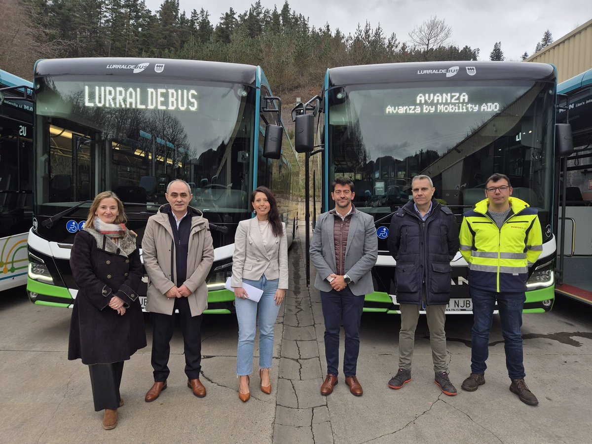 Hoy he visitado <a href="/avanzaenEuskadi/">Transporte Urbano e Interurbano de Euskadi</a> en #Arrasate para conocer los 18 nuevos autobuses que hemos incorporado a <a href="/Lurraldebus/">Lurraldebus</a>. Ya hemos renovado el 74% de la flota en esta concesión, apostando por un transporte público más cómodo, seguro y sostenible en #Gipuzkoa.