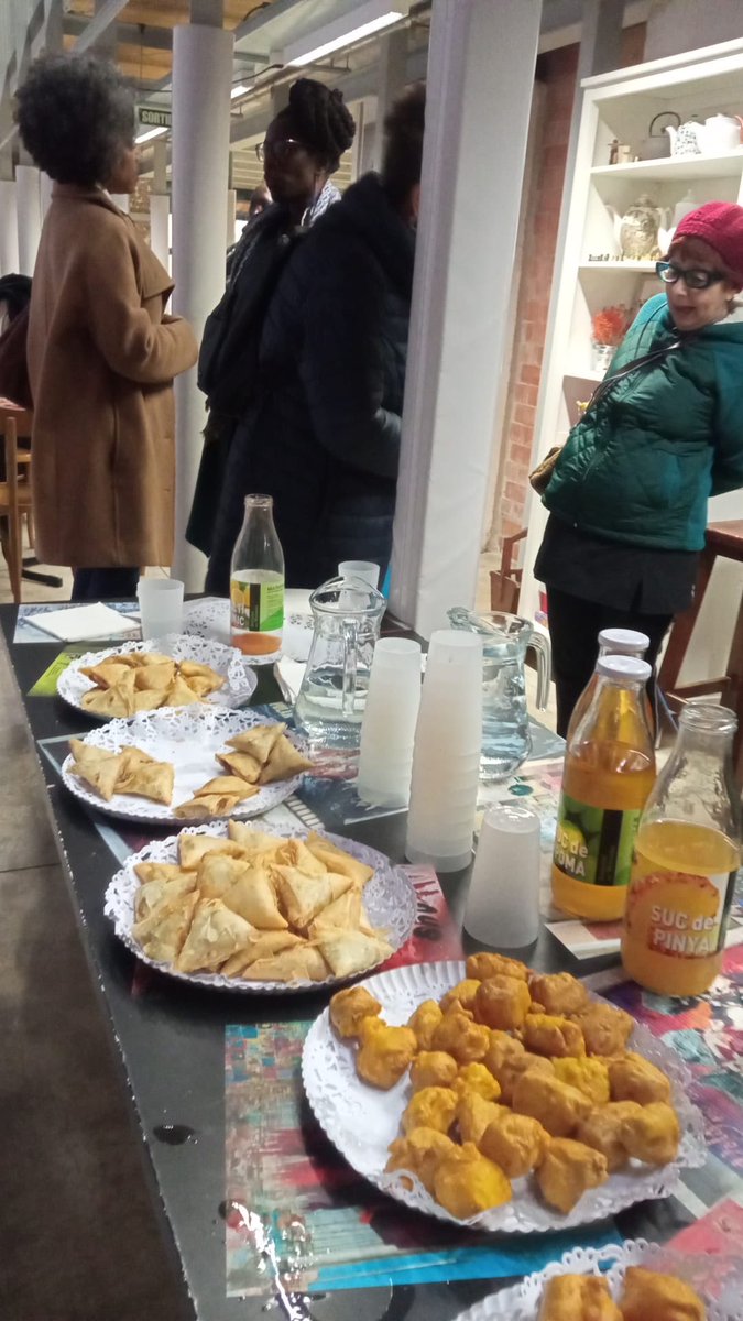 🎨Fotos de la setmana passada de la presentació de l'exposició del Sammy, artista i estudiant de La Troca! Va ser tot un èxit!

🖼️VELS D'IDENTITAT: DESVELANT HISTÒRIES DE DONES AFRICANES II

✨Encara no l'has vist? No te la perdis! Està a la <a href="/Lleialtat/">Lleialtat Santsenca</a> !