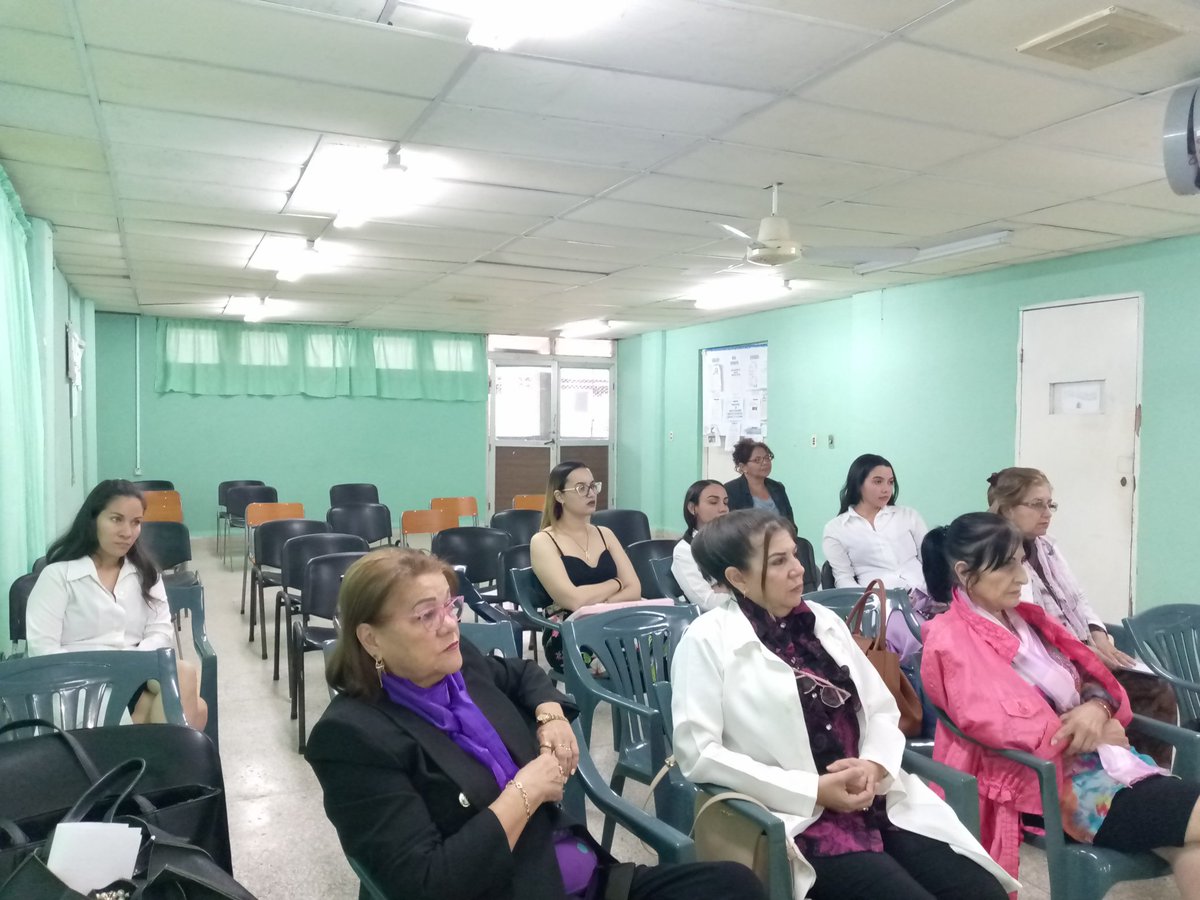 Cómo parte de la Jornada Provincial de Dermatología que se celebra en el #HospitalGuevara la Dra. Yamilka Ramírez Hidalgo realiza una disertación sobre los resultados de la aplicación de heberferon en Las Tunas en el 2025, estudio realizado junto a la Dra. Yasaris López Toranzo