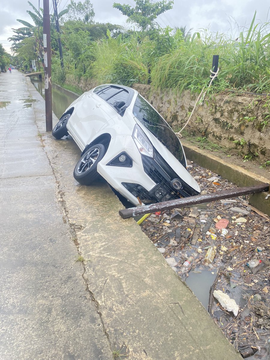 Sama nih pemilik mobil lupa hand rem, alhasil pas banjir kedorong arus banjir, mundur masuk selokan