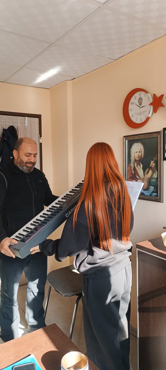 Müzik öğrencilerine enstrüman desteği sağlamaya devam ediyoruz. 
Bugün de Hatay Akademi Senfoni Orkestrası ailesi olarak, Hatay Bedii Sabuncu Güzel Sanatlar Lisesi’nden bir öğrencimize keyboard hediye ettik. 🌿