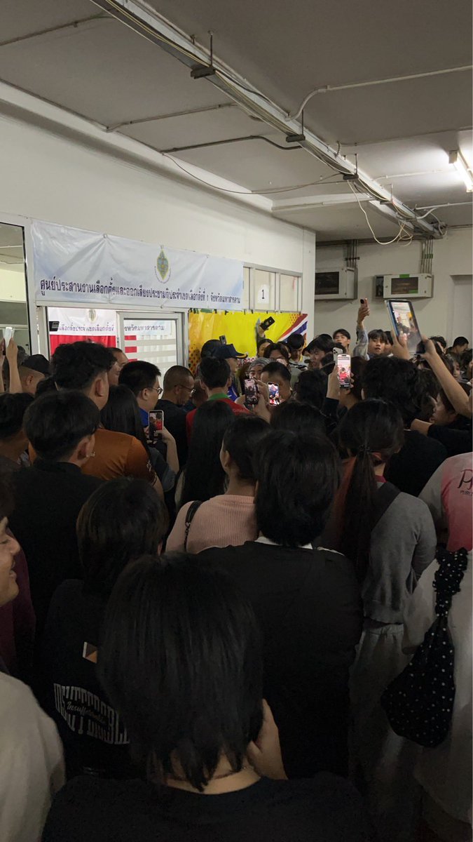 damodmaisonkai's tweet image. มหาสารคามร้องขอให้รีเช็คคะแนนใหม่เนื่องจากคะแนนบางพรรคดีดขึ้นมากจากตอนที่นับคะแนนหน้าหน่วยและวันนี้เจ้าหน้าที่มีการมาเขียนจำนวนผู้มาใช้สิทธิเพิ่มและเจ้าหน้าที่แจ้งว่าการที่จะขอรีเช็คคะแนนใหม่จะต้องกรอกเอกสารและใช้สำเนาบัตรประชาชน  #นับใหม่ทั้งประเทศ #เลือกตั้ง69 #การเมืองไทย