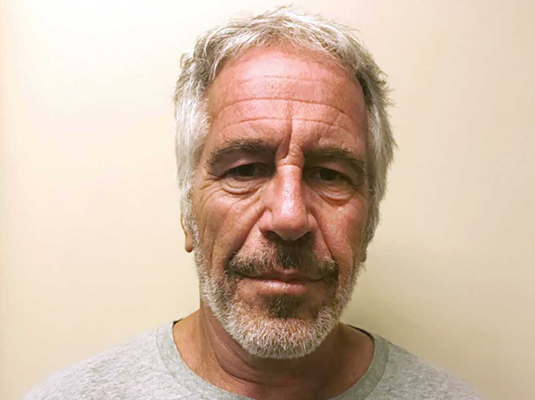World_Affairs11's tweet image. BREAKING:

President Trump says all pics in Epstein's file are edited, fake and AI generated, he never visited Epstein island.