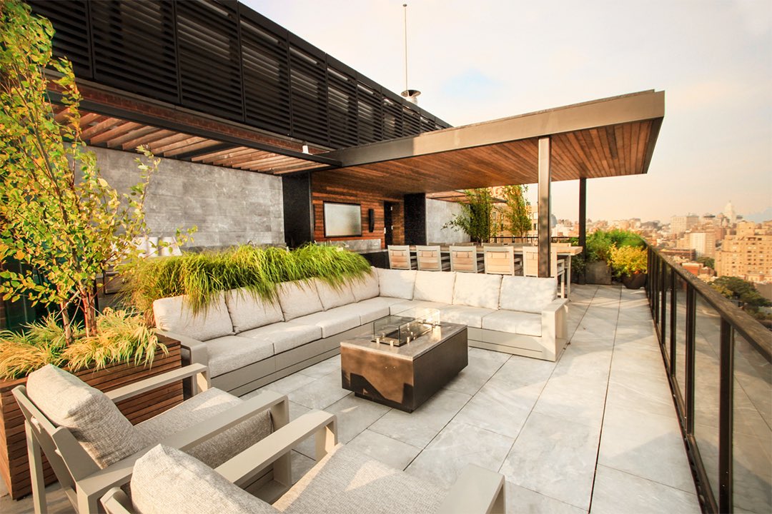 jmichael_studio's tweet photo. Savor the golden glow of November sunsets over the NYC skyline, where warm tones meet sleek stainless steel in this stunning rooftop kitchen space. Elevated design, unforgettable experience. https://t.co/whOKor3yU4