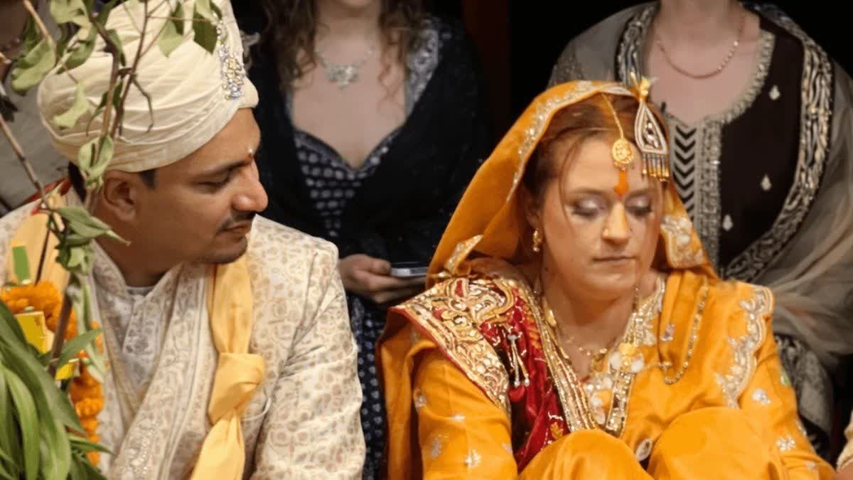 छत्तीसगढ़ के अंकित साहू ने विदेशी लड़की से शादी की तो सब झूम उठें। लेकिन अपने ही राज्य में लोग इंटरकास्ट/ प्रेम विवाह भी कर ले तो ऐसे देखते हैं मानो मंगल ग्रह से आए हैं। और तो और पहले मोटा जुर्माना,समाज से बेदखल, भोज के साथ तय कर देंगे। बस यही ग्लोबल तारीफ लोकल भी होनी चाहिए...