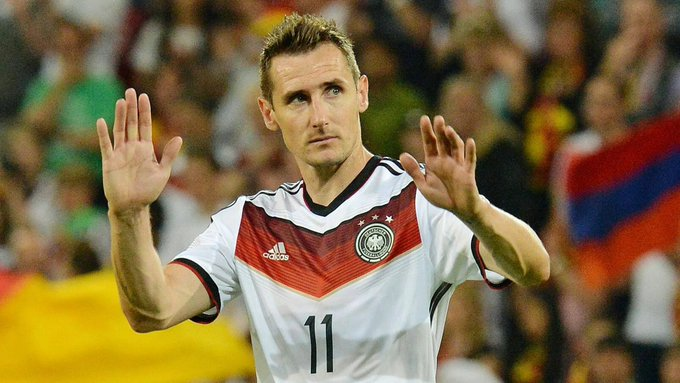 FootballTalkHQ's tweet photo. 🗣️ Miroslav Klose: "I said stop playing football because I no longer recognized it. Today, young people think about other things. As a child, I only thought about training and becoming someone in this sport that I always loved. At Lazio and in the national team, after each training session, I put myself in a bathtub full of ice to avoid injuries. But the young people on the team systematically refused.

When they saw me picking up the bags of balls to put them away at the end of training, they said to me 'But who tells you to do that?'. At that moment, I said to myself: "You're 20 years old and you can't help a 60-year-old worker? They care more about whether their cleats go with their socks. That's why I said stop. The football I knew no longer exists.

Today's young people think first of cars, contracts with their sponsors, and their new crampons. It is only after all these things that football comes. For them, their image is the most important thing. Whereas for me, all that mattered was football in its purest form."