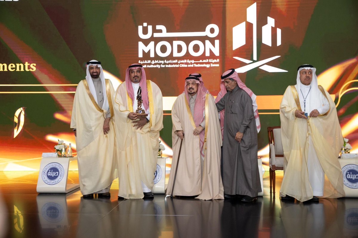 Dr_AlAhmariAA's tweet photo. سعدت بحضور حفل تكريم الفائزين بجائزة الأميرة صيتة بنت عبد العزيز في دورتها الثالثة عشرة، برعاية خادم الحرمين الشريفين -حفظه الله- والذي توجت من خلاله @modon_ksa بجائزة الأميرة صيتة بنت عبدالعزيز  2025، ضمن فرع التميّز في الإنجاز الوطني، ترسيخًا لريادتها في المسؤولية المجتمعية. https://t.co/g94nbfaUXl