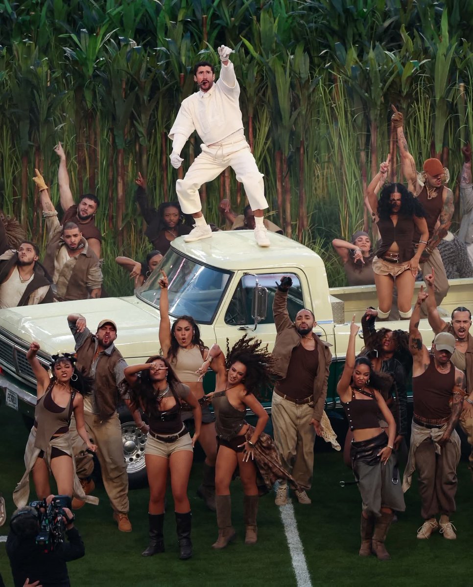 Los kukas están festejando que así se representa a Latinoamérica, que estos somos, a la vez ta hablan de feminismo y respeto a las mujeres.

Te representa?