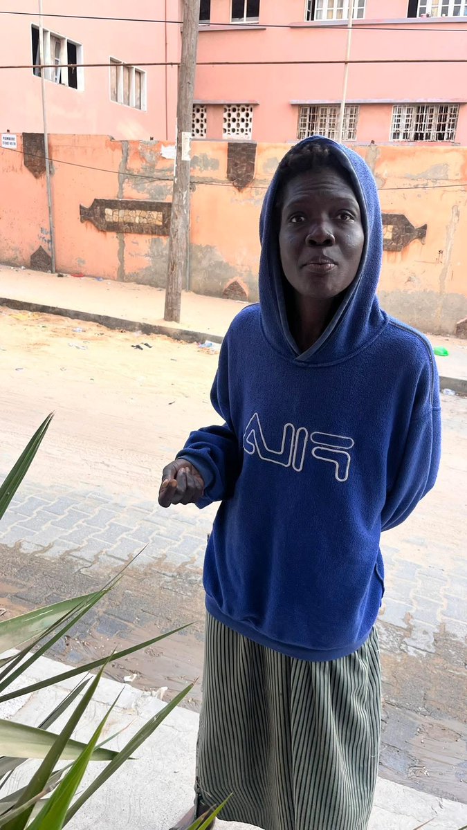 Bonjour !

Je recherche les parents ou la famille de cette femme. Elle s’appelle Dieynaba. Elle ne jouit pas de toutes ses facultés mentales, mais elle est récupérable et tient un discours cohérent et logique.

Elle a trouvé refuge dans un parking en face de chez moi et je garde